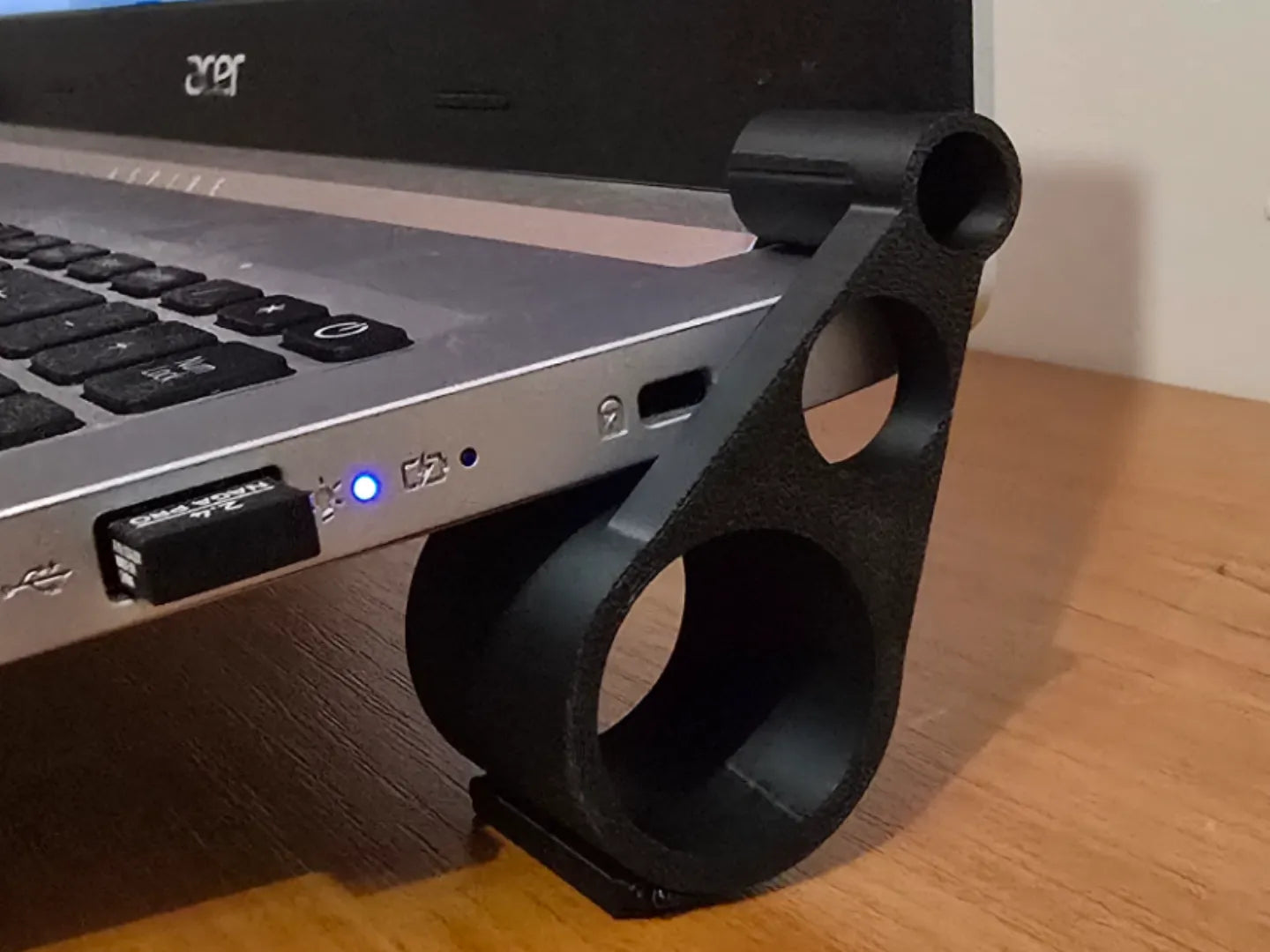 Minimalist Laptop Stand - Plugs V1